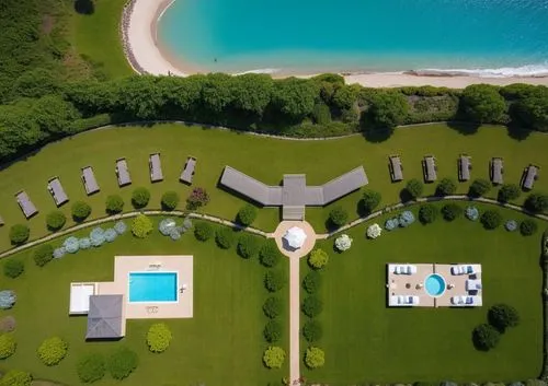 Landscape Design, Resort al borde del mar, mar arriba, se enceuntra la playa, en medio hay un hotel, a los lados hay unas villas, un camni conduce al hotel y va rodeado de arboles, esquina inferior de