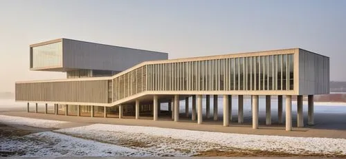 Diseña y mejora esta imagen con un edificio con influencias del renombrado arquitecto David Chipperfield. El edificio debe contar con una fachada de vidrio y ventanas prominentes, siguiendo la línea m