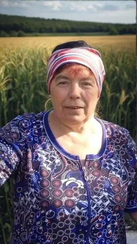  пшеничное поле,a woman in blue top with red hair standing next to grass,campesina,woman of straw,rigoberta,margriet,grower romania,farmworker,matveyeva,bulgarian onion,countrywoman,abramovic,acadien,