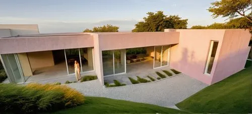 DISEÑO EXTERIOR DE UNA CASA ESTILO MINIMALISTA, CON ELMENTOS DE COLOR BLANCO, COLOR CONCRETO PULIDO, UN MURO EN COLOR ROSA MEXICANO, TERRENO CON PENDIENTE CON CESPED, FOTOGRAFIA HIPERREALISTA, VEGETAC