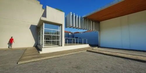 AREA DE CONVIVENCIA, CON PERGOLAS DE CONCRETO, LOSA CON REMATE DE VIGA DE ACERO, ESPEJO DE AGUA ,a red and white building with a person standing on the outside,siza,corbu,school design,moneo,sketchup,