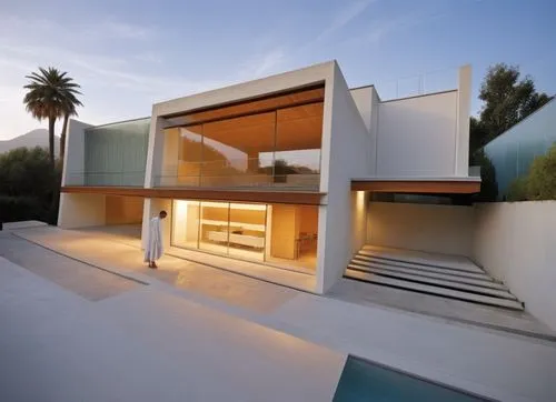 DISEÑO EXTERIOR DE UNA CASA RESIDENCIAL ESTILO MINIMALISTA, CON UN VENTANAL DE CRISTAL  EN EL AREA DE ACCESO PRINCIPAL, CANALES DE ACERO EN LA LOSA, ELMENTOS DE MADERA, MUROS COLOR BLANCO, COLORES NEU