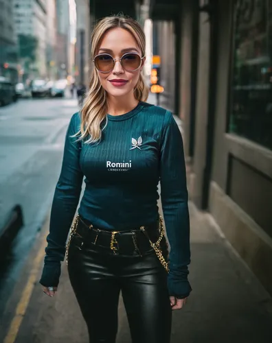 Hilary Duff, picareta, pega mal, deu ruim,,nyc,social,woman in menswear,leather jacket,ny,captain marvel,pantsuit,menswear for women,sprint woman,barista,cool blonde,billionaire,new york streets,nyse,