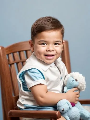 niño sentado en silla de madera con chaleco color blanco, camisa blanca, sosteniendo un peluche en fondo color azul celeste ,diabetes in infant,children's photo shoot,pediatrics,children's christmas p