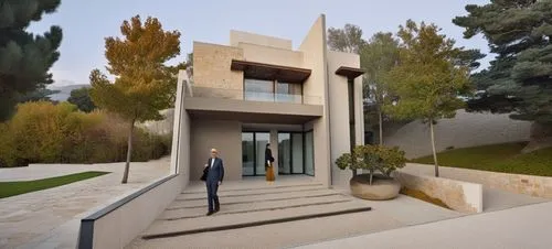 DISEÑO EXTERIOR DE UNA CASA ESTILO RESIDENCIAL, CON MUROS CON MARMOL TRAVERTINO Y MUROS EN COLOR BLANCO Y GRIS, AÑADE AUTOS, PERSONAS Y VEGETACIÓN,CORRECCION DE ERRORES, FOTOGRAFIA HIPERREALISTA,an ar