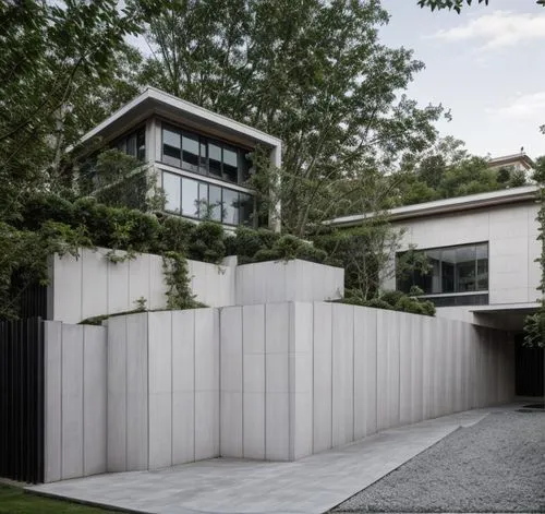 DISEÑO DE CASA ESTILO MINIMALISTA, VEGETACION EXUBERANTE, PERSONAS. LUZ NATURAL,the concrete block in front of the home is fenced,landscape design sydney,landscape designers sydney,cube house,modern h