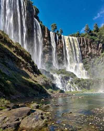 an image of waterfalls that look like they have a waterfall coming out,iguazu,iguassu,cascada,bernales,iguacu,salto