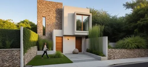 CASA ESTILO MINIMALISTA UBICADA, COMBINANDO LOS COLORES VIBRNTES DE LA ARQUITECTURA MEXICANA Y LA PIEDRA DE RECINTO,  EN UN FRACCIONAMIENTO CON VEGETACIÓN EXUBERANTE, PERSONAS,ARBOLES, PALMERAS, CORRE