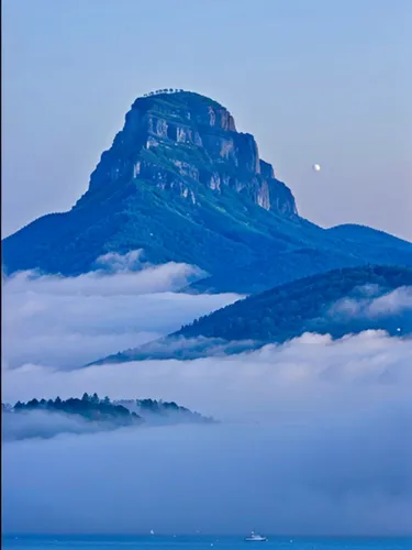 table mountain,trifels,mitre peak,roraima,foggy mountain,blue mountains,cloud mountain,mauritius,tasmania,australian mist,three peaks,sugarloaf mountain,volcanic plug,blue mountain,castle mountain,sax