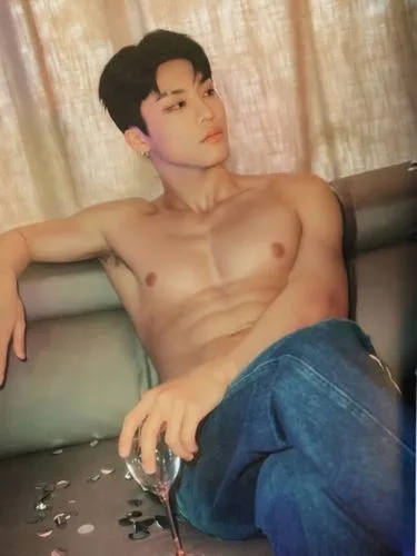 an image of a man sitting on a couch,hyuk,taek,minjun,seongjong,mingjie,xingmi,chongwu,junhong,tan chen chen,yangyang,junsu,kun,yanbin,weiliang,dongsuh,paektu,changhong,pectorals,chunma,chenchen