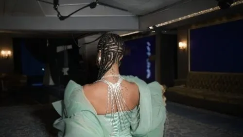 siriano,rodarte,back of head,moschini,headpiece,schiaparelli,girl in a long dress from the back,mantilla,back view,vionnet,headress,cfda,draping,headdress,galliano,mouawad,feather headdress,mugler,a floor-length dress,miss circassian