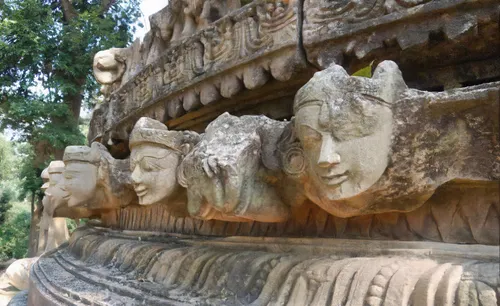 polonnaruwa,gandharas,siemreap,banteay,lion fountain,siem reap,carvings,phanom,angkor,mahabalipuram,pallavas,angkor thom,reliefs,vaikunta,kinnara,khajuraho,sukhothai,cambodia,mamallapuram,sigiriya