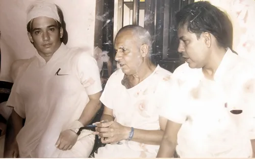 three men are standing next to each other,inaugurals,kamaraj,nehru,kamarajar,vajpayee,shastriji