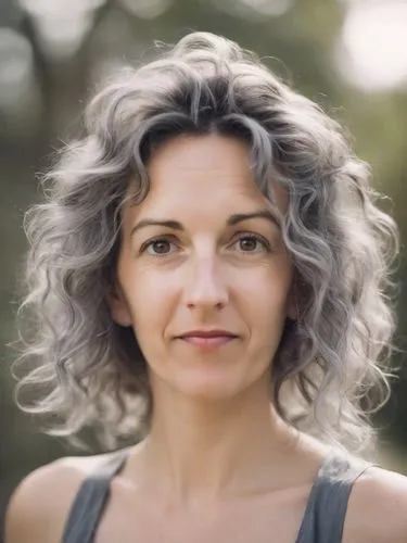 Sophie Couturier Misslin. Facilitator and trainer in collaborative and creative writing workshops. Au Clair de la plume. Gray, tangled hair. Clearly visible moles on her face like a model. Smiling a l