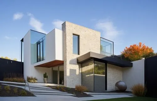 EXTERIOR DESIGN OF A MINIMALIST STYLE HOUSE, LOCATED IN A CORNER, WITH WALLS IN WHITE AND NEUTRAL COLORS, WITH A MAIN WALL WITH TRAVERTINE MARBLE COVERING, GLASS WINDOW IN THE CORNER, WOODEN DOORS, ER