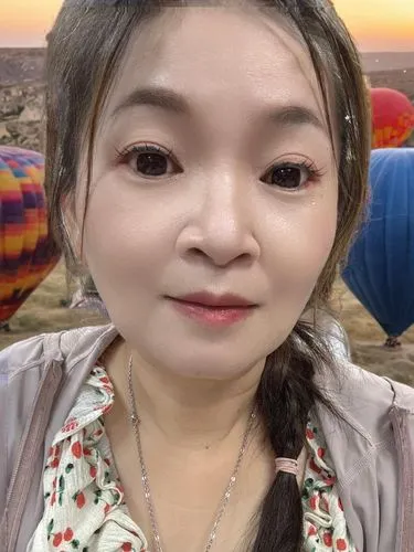 a person with two  air balloons in the background,chonbuk,mongolian girl,chonggu,chonju,chonnam,rongjuan