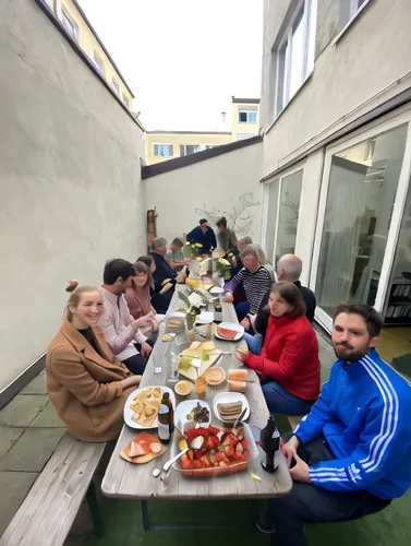 summer bbq,long table,breakfast outside,icelanders,christmas dinner,food share,catering service bern,garden breakfast,easter brunch,alfresco,essen nahrung,family gathering,virtuelles treffen,food tabl