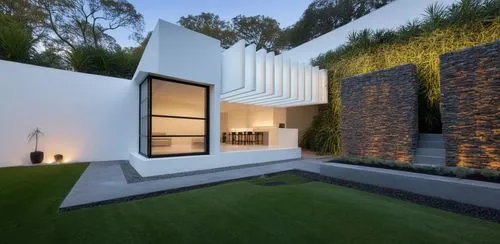 Diseño exterior de una casa moderna estilo minimalista combinando muros de color blanco con muros de tabique aparente, herrería de aluminio con cristal, fotografía hiperrealista, fotografía arquitectó