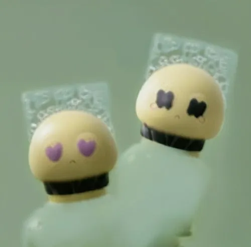 头上不要光秃秃的,two plastic toy heads are in the shape of a couple,scared eggs,egg cartons,baldi,minifigures,marzipan figures,lego