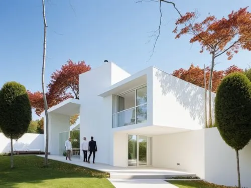 DISEÑO EXTERIOR DE UNA CASA REIDENCIAL ESTILO MINIMALISTA CON VENTANALAES DE CRISTAL EN LA PLANTA BAJA, CON UN GRAN JARDÍN, EN LA PLANTA ALTA CON UNA TERRAZA CON BARANDAL DE CRISTAL Y EN EL TERCER NIV