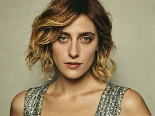 feist,queen cage,jena,vanity fair,ebro,asymmetric cut,woman portrait,mary-gold,portrait background,shoulder length,aging icon,female hollywood actress,woman face,portrait of christi,semi-profile,freckles,portraits,head woman,british actress,girl-in-pop-art,Illustration,Retro,Retro 11