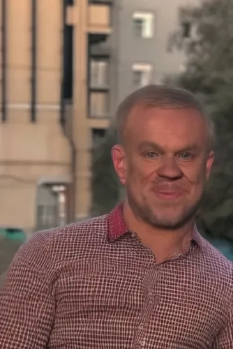 there is a man that is smiling and wearing a red shirt,denyer,bjorgolfur,bjorn,bjorgen,sessler,gob