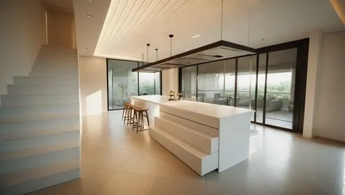 The feeling of afternoon sunlight coming through the window is expressed using white-tone tiles as flooring, and the walls and ceiling are done in a minimalist style, with gray tones as the color. A w