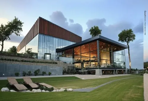 DISEÑO EXTERIOR DE UN RESTAURANT PARA UNA NAVE INDUSTRIAL, TERRAZAS PARA AREA DE COMENSALES YTERRAZAS CON MUROS DE PIEDRA ESCALONADOS, CON MUROS DE PIEDRA, PERSONAS EN LA ESCENA CAMINANDO,CESPED, VENT