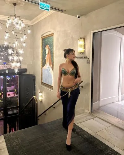 dita,girl walking away,vidya,enza,woman walking,natashquan,woman shopping,majima,dita von teese,sbvr,anfisa,peranakan,bangkok,vaanii,hotel lobby,peranakans,hkmiami,soejima,jdo,female model