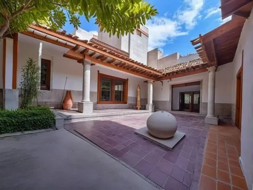 DISEÑO DE UNA CASA ESTILO MEXICANO MODERNO, CON UN CLAUSTRO CONFORMADO POR UNA TERRAZA  A BASE DE VIGAS DE MADERA, TEJA, COLUMNAS REDONDAS, EN EL CENTRO UN ESPEJO DE AGUA, CON EL ESTILO DE LA ARQUITEC