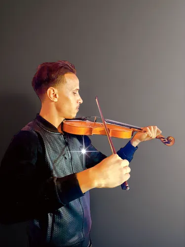 violinist,solo violinist,concertmaster,violinist violinist,playing the violin,violin player,violist,violinist violinist of the moon,violin,violoncello,cello bow,kit violin,orchestra,violinists,bow wit