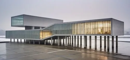 Diseña y mejora esta imagen con un edificio con influencias del renombrado arquitecto David Chipperfield. El edificio debe contar con una fachada de vidrio y ventanas prominentes, siguiendo la línea m