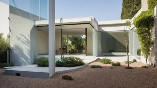 REMODELACIÓN DE FACHADA EXTERIOR DE CASA HABITACIÓN, UBICADA DENTRO DE UN BARRIO SUB URBANO, PROPONER UN ESTILO MINIMALISTA, EN EL FRENTE CONSERVA EL MISMO VENTANAL , AÑADE CANCEL DE ALUMINIO Y CRISTA