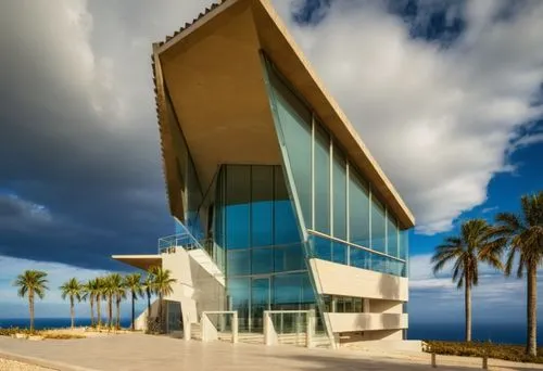 acabados marmol travertino, en muros, fachada principal de cristal muro frontal  cielo despejado, ubicado en vialidad principal
,auditorio,maceio,cquniversity,oranjestad,aracaju,nainoa,caymanian,ecker