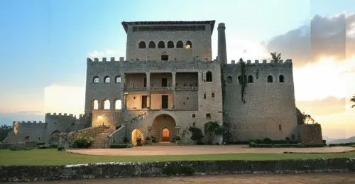 castillo lago cesped atardecer iluminacion exterior e interior
,an outdoor area with stone buildings and trees,medieval castle,castelbajac,castelvecchio,galician castle,castle of the corvin,templar ca