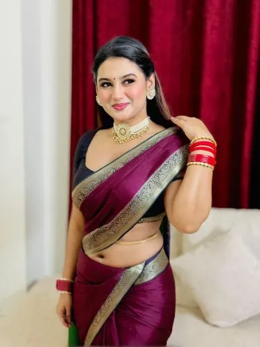 indian beautiful lady in saree standing with her hands under her hair,jayaprada,paithani saree,damayanthi,vijayashanti,bindu,vyjayanthimala