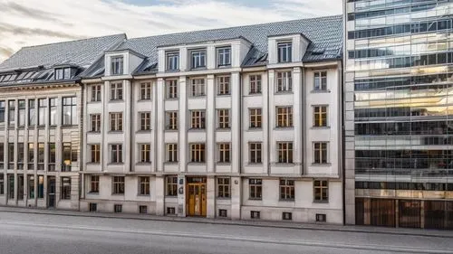 Straßenansicht Wagmüllerstraße München, Bürogebäude, Straße vorne mit Autos und Passanten,Gauben mit kupfer verblecht, Style: hell, Sonnenliocht,konzerthaus berlin,ludwig erhard haus,konzerthaus,blauh