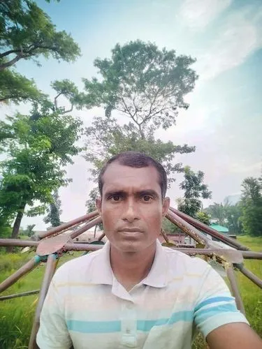 man in green and white polo shirt with sticks arranged over his face,ramkumar,pasupathy,sunil,oraon,munasinghe,nazmul