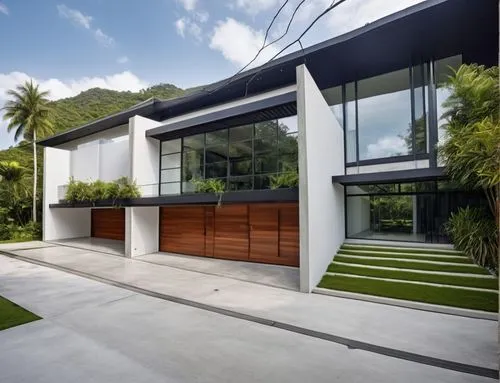 Diseño exterior de una residencia estilo mínimalista, con muros de concreto color blanco, perfiles con canal de acero en losa, ventanal de cristal en la parte superior del acceso, ventana en el estudi