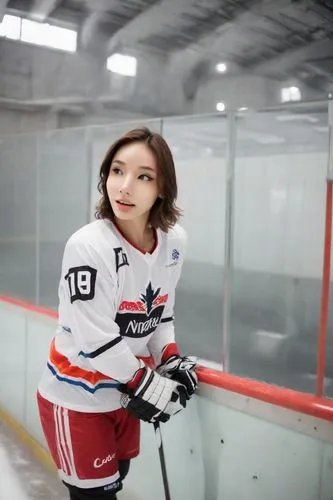 半裸體在沐浴,a young woman hockey player is standing at the edge of a rink,cwhl,medvedeva,jiaqi,ringette,ojhl,nwhl