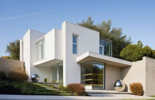 DISEÑO EXTERIOR DE UNA CASA ESTILO MINIMALISTA,  CON USO DE  COLORES BLANCO Y UN MURO DE MARMOL TRAVERTINO, VENTANAL EN EN ESQUINA Y CANCELES DE ALUMNIO Y CRISTAL, PUERTAS DE MADERA, UBICADA EN UN ENT