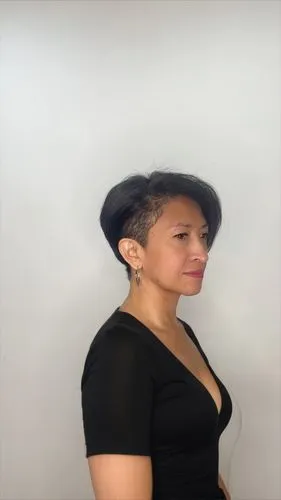 https://www.promeai.pro/design-ideas-ai-details/582243345319045-Borrar%20y%20Reemplazar-by-RAUL%20ROA,a woman with short hair wearing a black dress,the hat-female,erykah,women's hat,authoress,ladies h