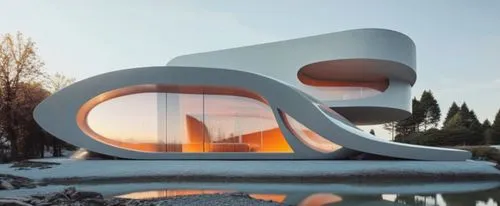 DISEÑO EXTERIOR DE UNA RESIDENCIA ESTILO FUTURISTA CON FORMA ESPACAIL ORGANICA, CON UN AMPLIO VENTANAL DE CRISTAL AL FRENTA, CON VISTA AL MAS, RODEADA DE VEGETACIÓN EXUBERANTE, CORRECION DE ERRORES, P