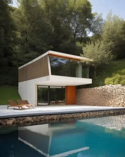 DISEÑO EXTERIOR DE UNA CABAÑA ESTILO MINIMALISTA, A BASE DE UNA ESTRUCTURA DE ACERO, FORRADA CON LAMINA DE ACERO, TROQUELADA NEGRA, CON UN VENTANAL PANOMRAMICO, SOPORTADA POR UN MURO DE PIEDRA, QUE CO