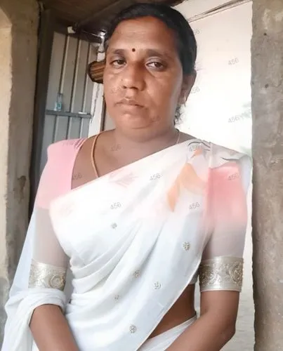 woman in white sari holding up a camera,sivakami,rajeswari,suseela,bhanwari,bhuvaneswari,bhanumathi