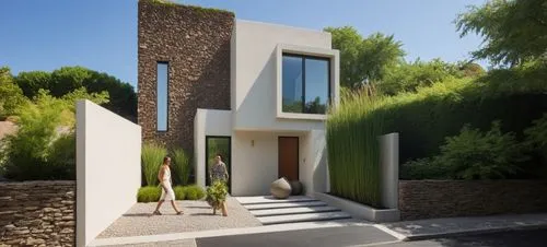 CASA ESTILO MINIMALISTA UBICADA, COMBINANDO LOS COLORES VIBRNTES DE LA ARQUITECTURA MEXICANA Y LA PIEDRA DE RECINTO,  EN UN FRACCIONAMIENTO CON VEGETACIÓN EXUBERANTE, PERSONAS,ARBOLES, PALMERAS, CORRE