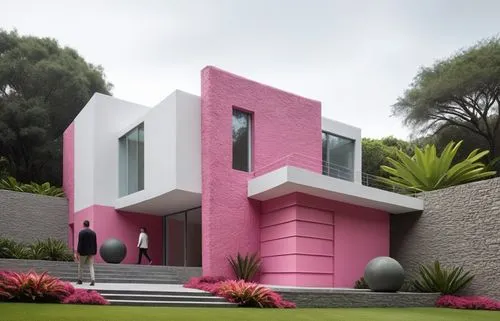 DISEÑO DE UNA CASA ESTILO MEXICANO MODERNO, CON FUSION DE LA ARQUITECTURA MINIMALISTA, USO PREDOMINANTE DEL COLOR BLANCO CON UN MURO EN COLOR ROSA MEXICANO, VEGETACIÓN EXUBERANTE, PERSONAS, EXCELENTE 