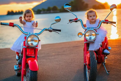 niñas de dos años de edad con vestidos color blanco, motos color roja,bike kids,family motorcycle,scooter riding,motorcycles,tandem bike,training wheels,tandem bicycle,kids' things,motor-bike,bikes,to