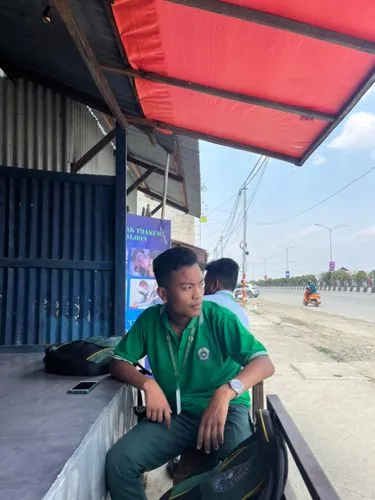 becak,truck driver,tuk tuk,stevedore,cendol,courier driver,security guard,bus driver,duduk,pedicab,auto mechanic,vendor,roadside,pecel,traffic cop,go kart track,gas welder,tyre pump,shoeshine boy,suga