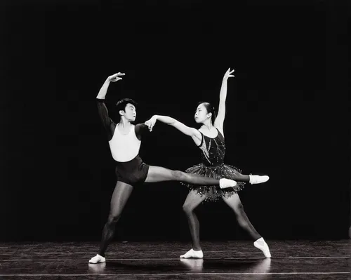 Masanari Kawahara and Maria Chen in Mu Performing Arts, 1996,ballet don quijote,dancers,ballerinas,girl ballet,modern dance,pirouette,ballet,concert dance,dance performance,ballet pose,ballet master,s